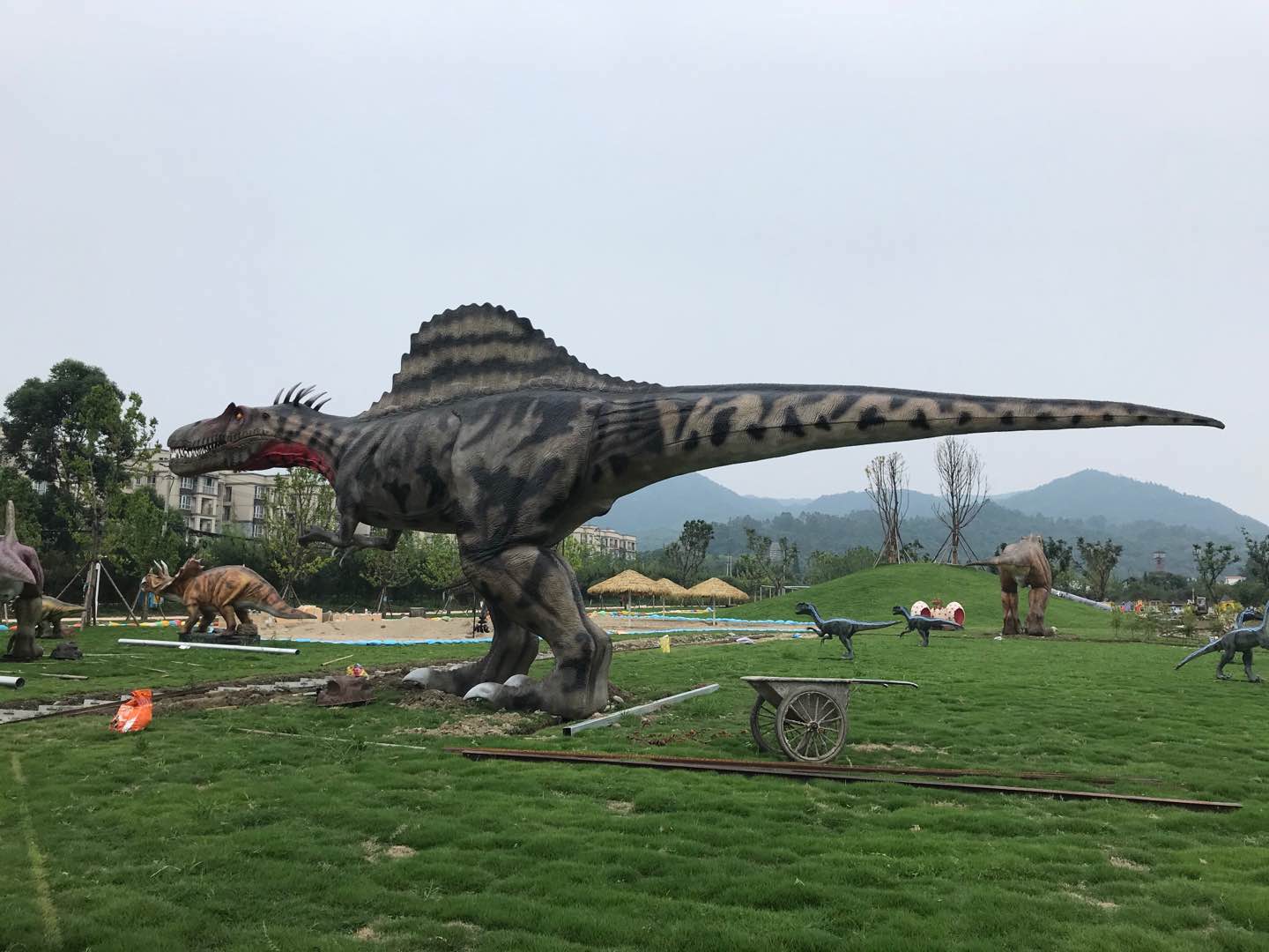 彭州科普展，仿真恐龍和仿真昆蟲安裝完成