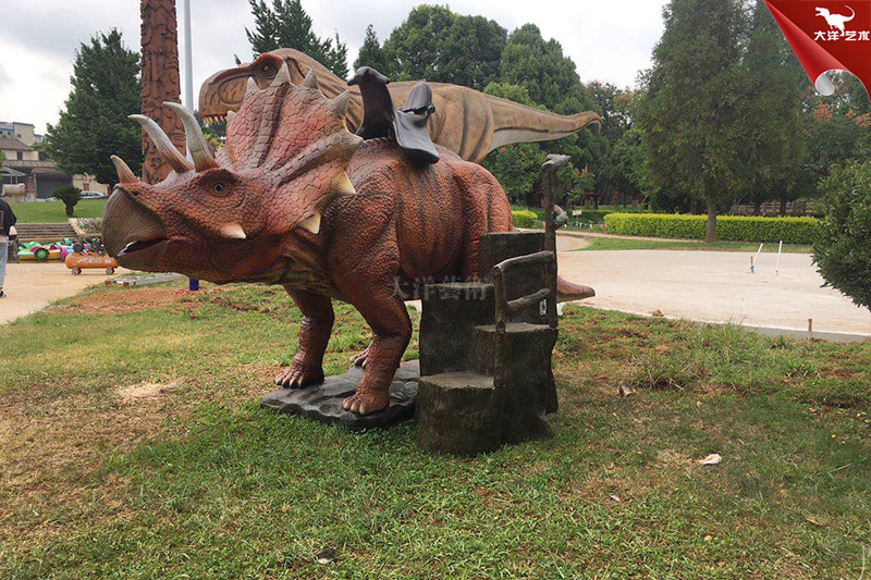 廣場(chǎng)公園乘騎仿真恐龍，仿真三角龍